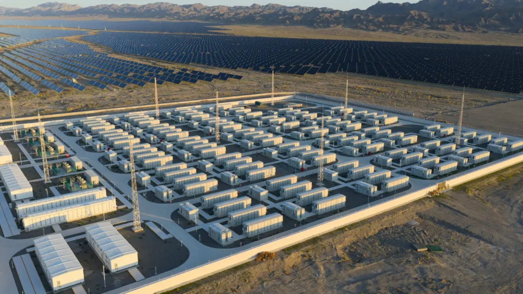 Battery storage system supporting a solar installation